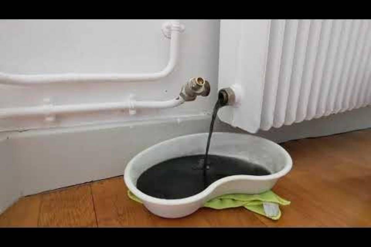 Eau noire indiquant la nécessité d'un désembouage de radiateur en Haute-Savoie.