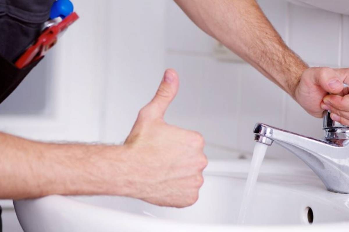 Ouvrir un robinet d'eau chaude pour créer un appel d'air